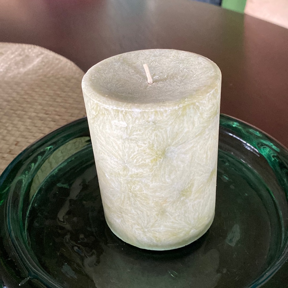 Beautiful fresh scent candle 4” x 3”